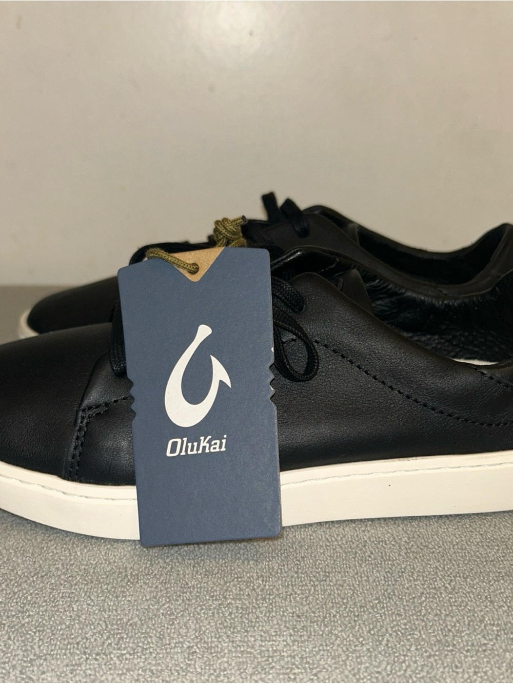 OLUKAI Pehuea Li 'ILi Everyday Leather Sneakers Women's Size 7 Shoes, Black